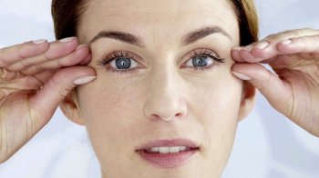 Как разгладить морщины вокруг глаз при помощи косметических масел?